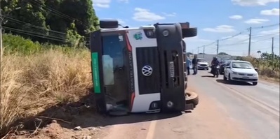 Sinop: Caminhão da prefeitura tomba para evitar acidente na MT-140
