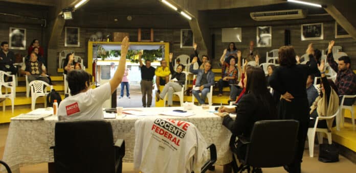 Professores da UFMT avaliam proposta do governo que pode encerrar greve iniciada há um mês