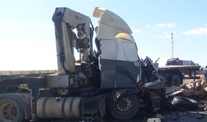 Colisão entre carretas deixa Três mortos na BR-163 entre Sorriso e Sinop; pista bloqueada