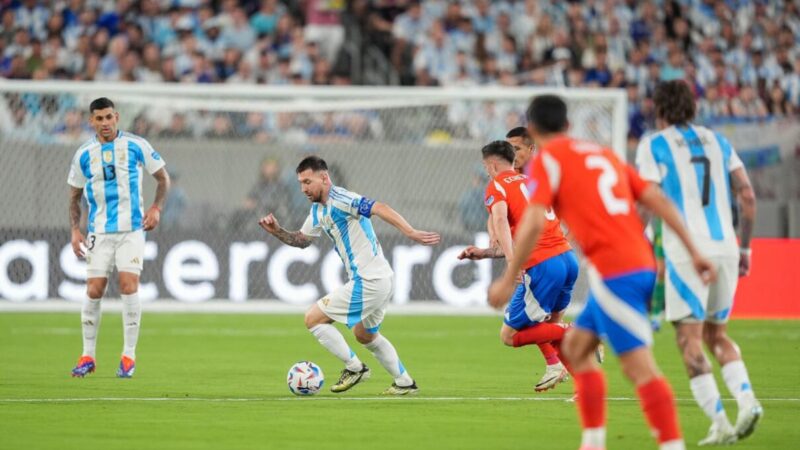 Argentina amassa Chile, é salva por Lautaro Martinez e avança para as quartas da Copa América