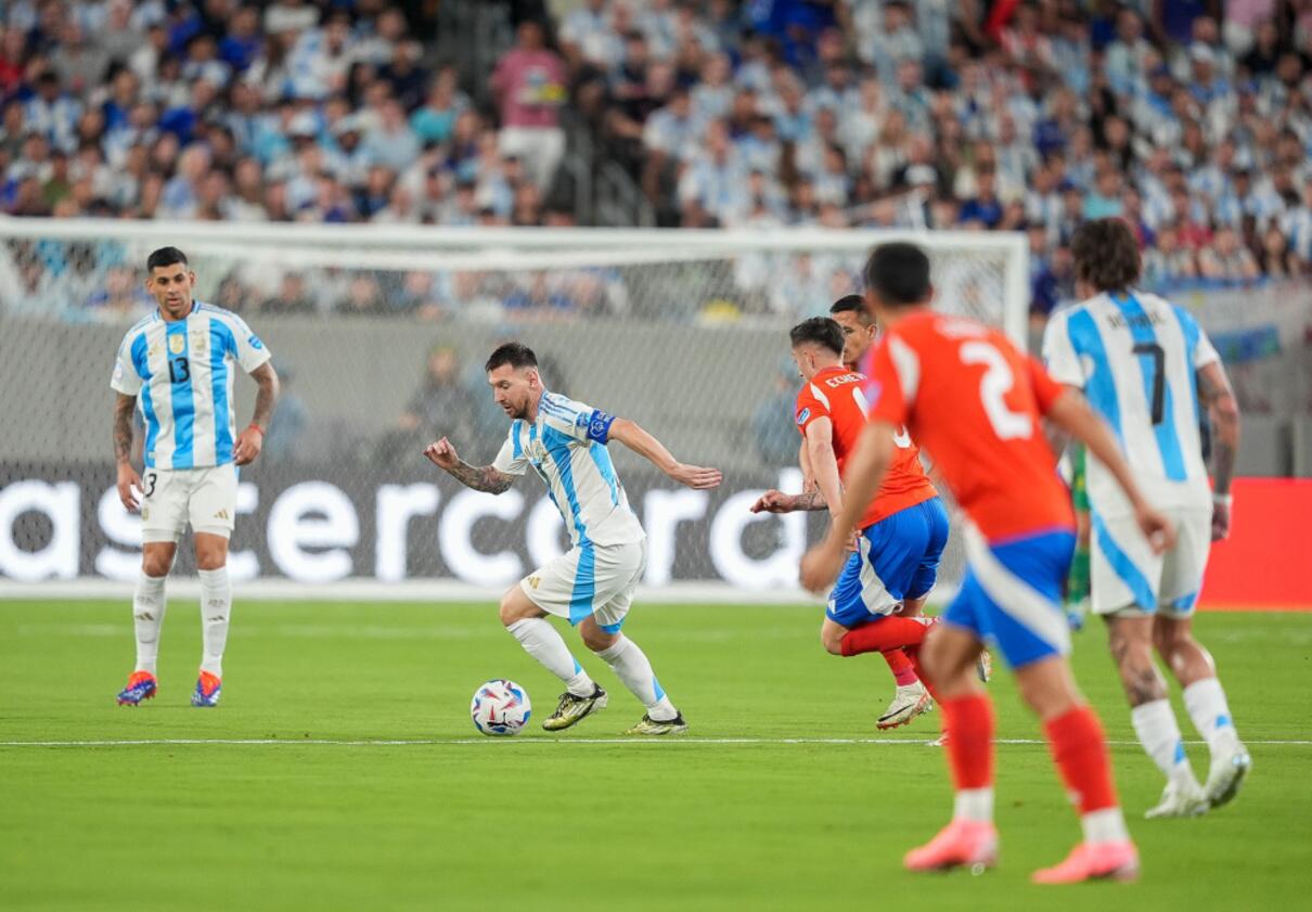 Argentina amassa Chile, é salva por Lautaro Martinez e avança para as quartas da Copa América