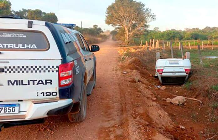 Carro capota e quatro são socorridos no Nortão