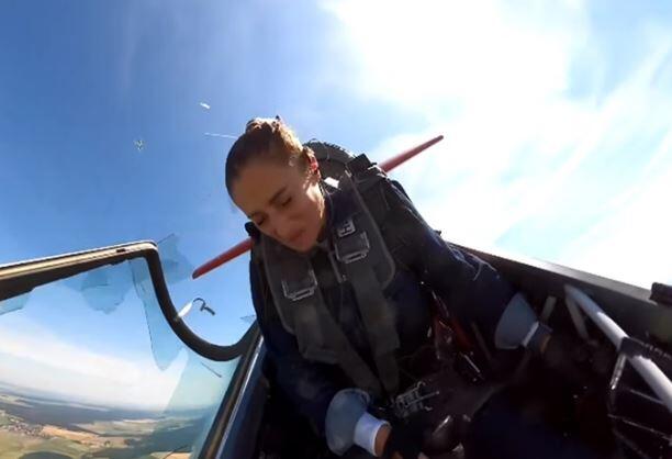 Cobertura de avião se solta durante voo e mulher faz pouso de emergência
