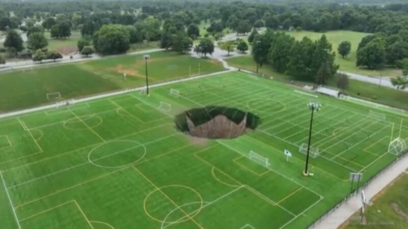 Cratera de 30 metros se abre em campo de futebol nos Estados Unidos