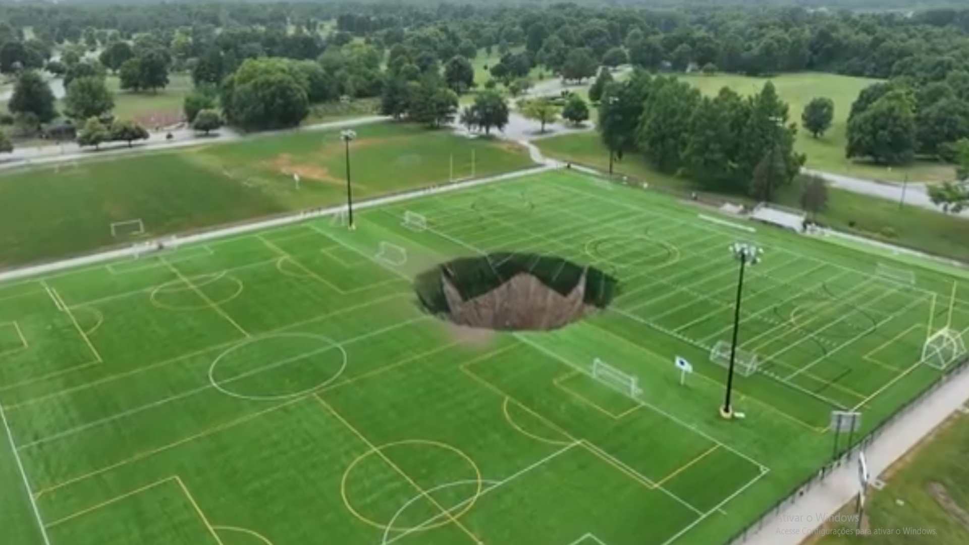 Cratera de 30 metros se abre em campo de futebol nos Estados Unidos