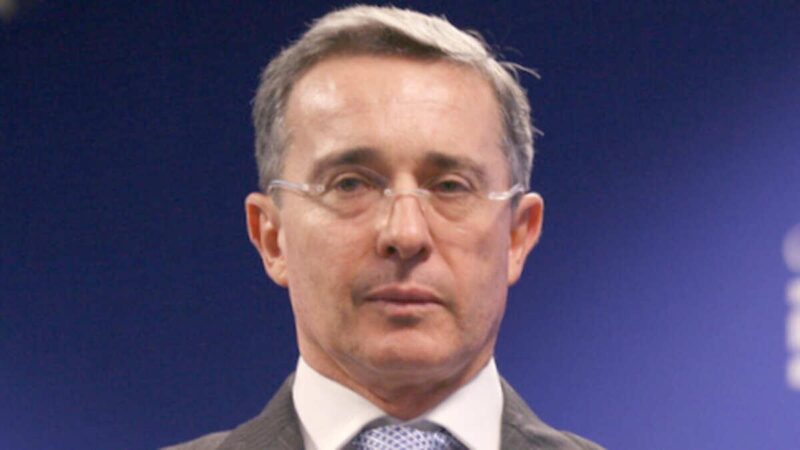 Ex-presidente da Colômbia Álvaro Uribe é acusado de manipulação de testemunhas e suborno