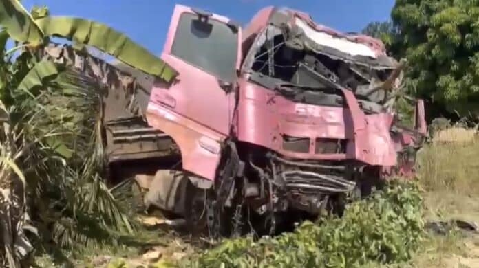 Carreta sai da BR-163 após colisão com carro, atinge árvore e residência no Nortão