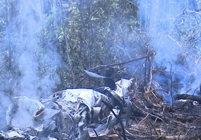 Sorriso: avião cai em área de mata e duas pessoas morrem