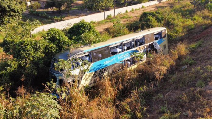 Ônibus e carreta colidem na BR-163 em Sorriso; 14 passageiros socorridos