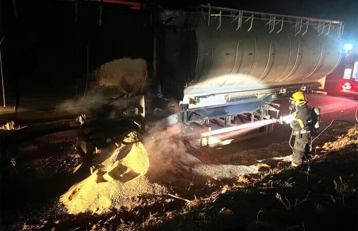 Bombeiros combatem incêndio em carreta carregada com ração em Lucas do Rio Verde