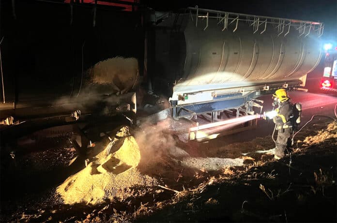 Bombeiros combatem incêndio em carreta carregada com ração em Lucas do Rio Verde