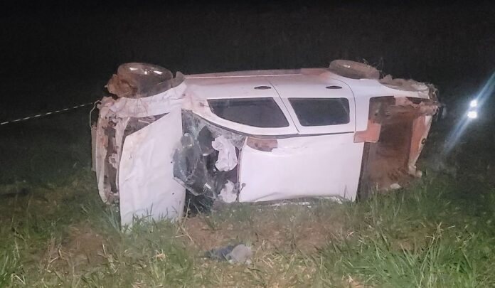 Mulher morre e homem é socorrido após veículo capotar na MT-220 em Sinop