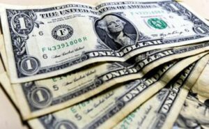 Na contramão do exterior, dólar sobe com risco doméstico no radar
