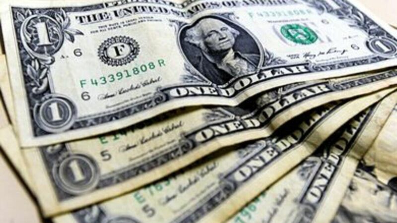 Na contramão do exterior, dólar sobe com risco doméstico no radar
