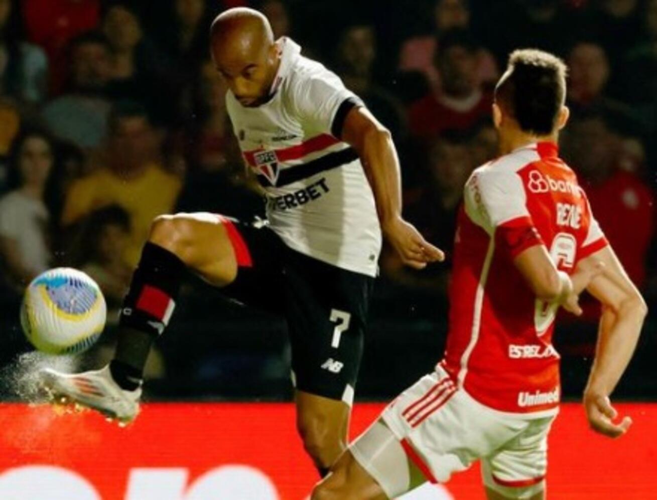 São Paulo esbarra no goleiro e empata sem gols com o Internacional em Criciúma