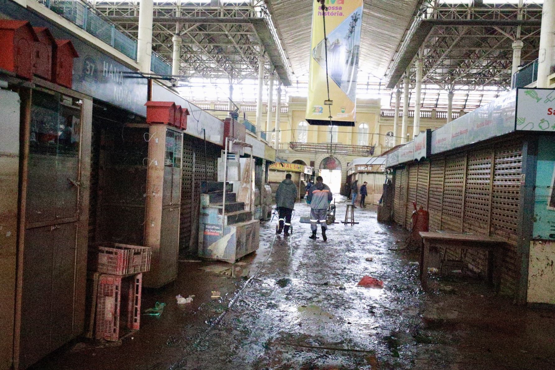 Três a cada dez estabelecimentos atingidos pelas enchentes no RS não normalizaram vendas