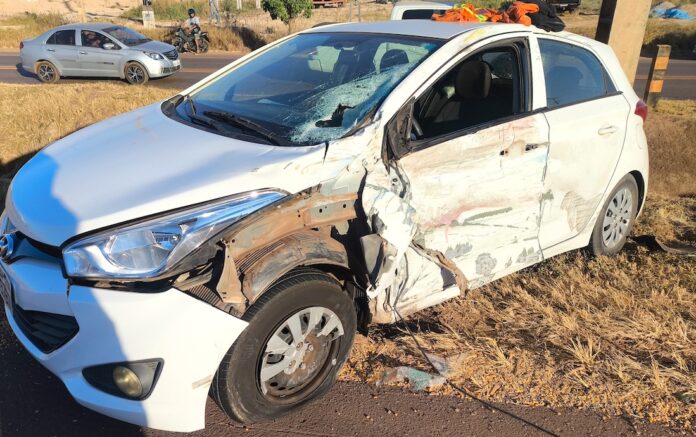 Dois são hospitalizados após colisão entre carro e moto na BR-163 em Sinop