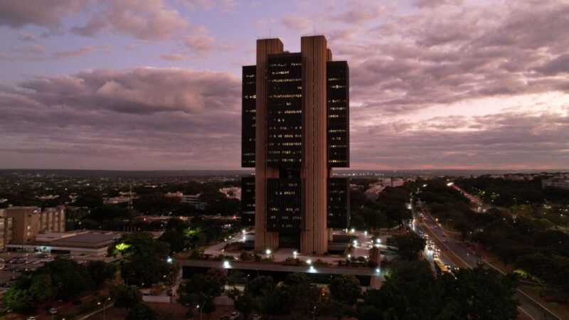 Waack: Banco Central diz a Lula que não desce juros na marra