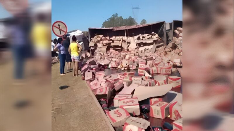 Carreta carregada de vinho tomba na BR-163 em Sinop