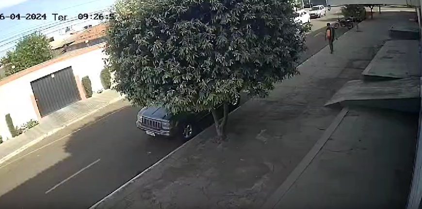 Larápio é flagrado furtando bolsa dentro de veículo em plena luz do dia em Rondonópolis; vídeo