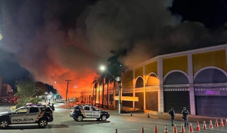Incêndio destrói Shopping Popular em Cuiabá