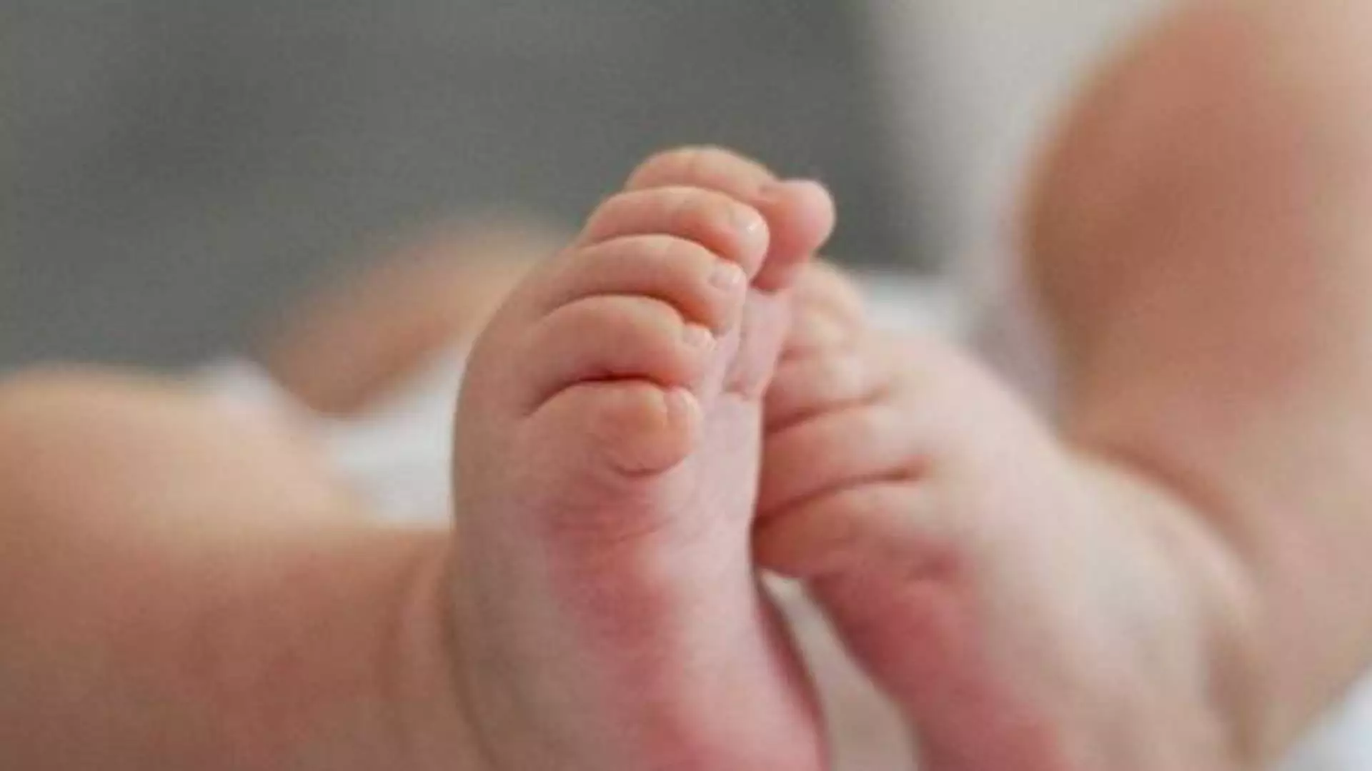 Bebê de 6 meses morre após ser esquecido pelo pai dentro do carro quente nos EUA