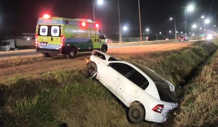 Carro cai na vala de escoamento na BR-163 em Sinop após condutor ser “fechado”