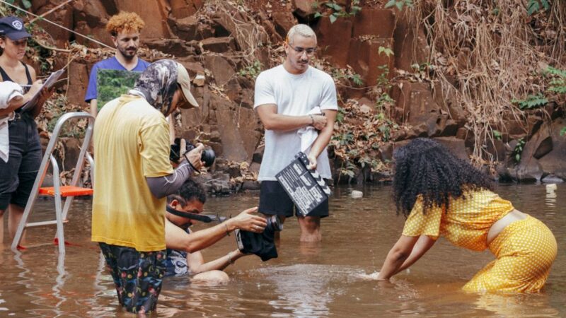 Com cenas no Morro do Ernesto, relatos de sogra sobre falta de água viram filme em MS