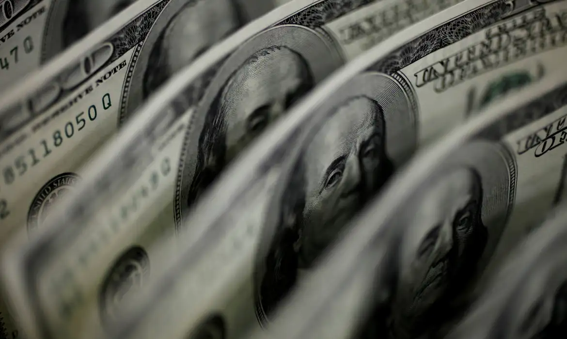 Dólar sobe para R$ 5,65 nesta segunda-feira (01/07)