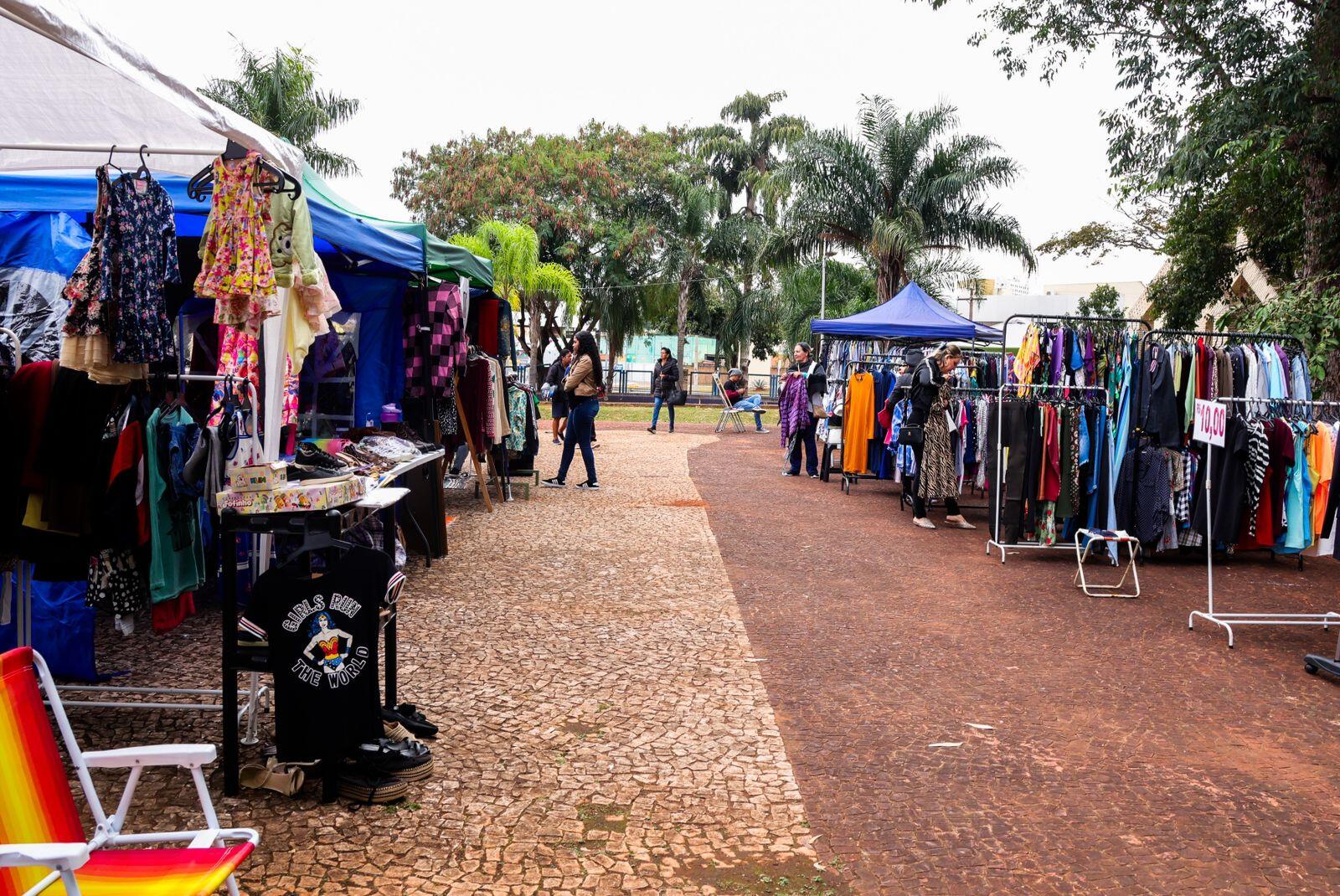 Em manhã fria, público não desanima e vai à procura de itens de inverno sustentáveis e baratos