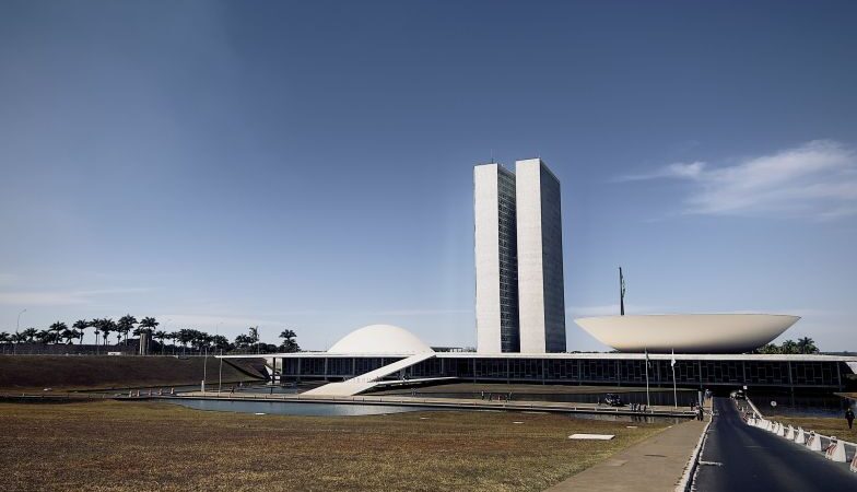 Governo congela R$ 1,2 bilhão em emendas parlamentares