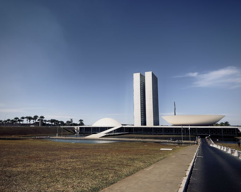 Governo congela R$ 1,2 bilhão em emendas parlamentares