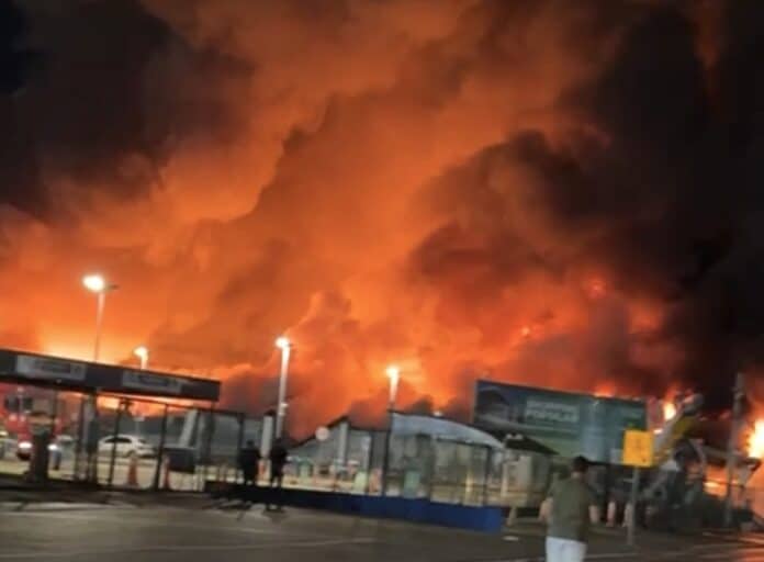 Testemunhas prestam depoimento e polícia apura causas do incêndio no shopping popular em Cuiabá