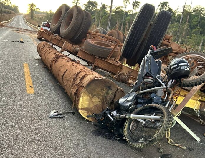 Motociclista morre após bater moto em caminhão carregado com madeira no Nortão
