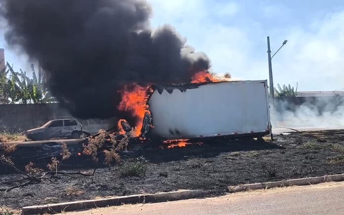 Baú de caminhão pega fogo em Sinop