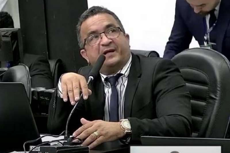 Juiz manda vereador de Cuiabá remover pesquisa irregular das redes sociais