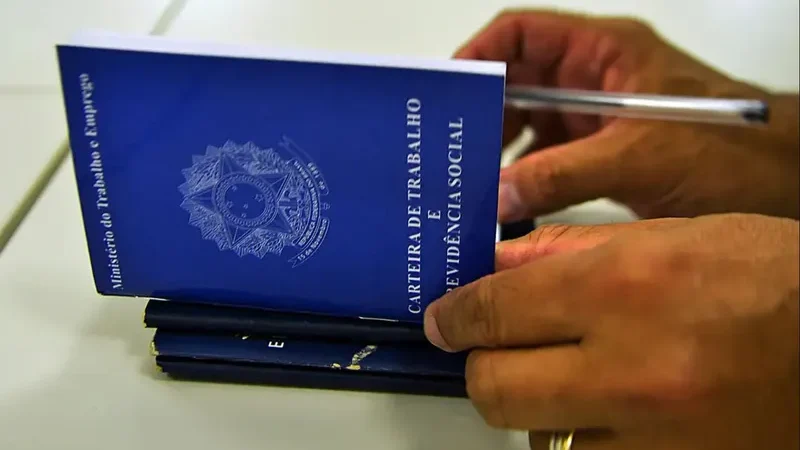 Taxa de desemprego é a menor desde 2015, e número de pessoas trabalhando no Brasil bate recorde