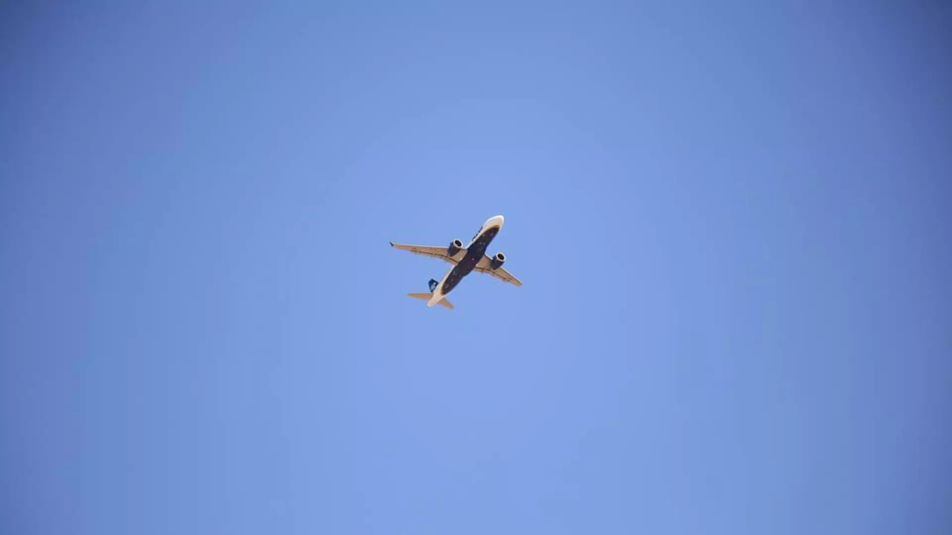 Avião faz pouso de emergência após briga generalizada por assento