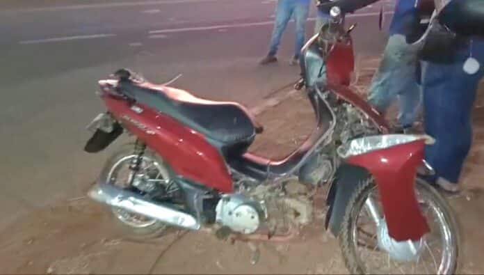 Motociclista fratura perna após colidir com caminhão em Sinop