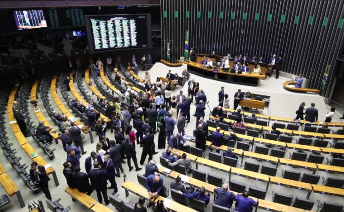 Câmara dos Deputados aprova novas mudanças no ensino médio
