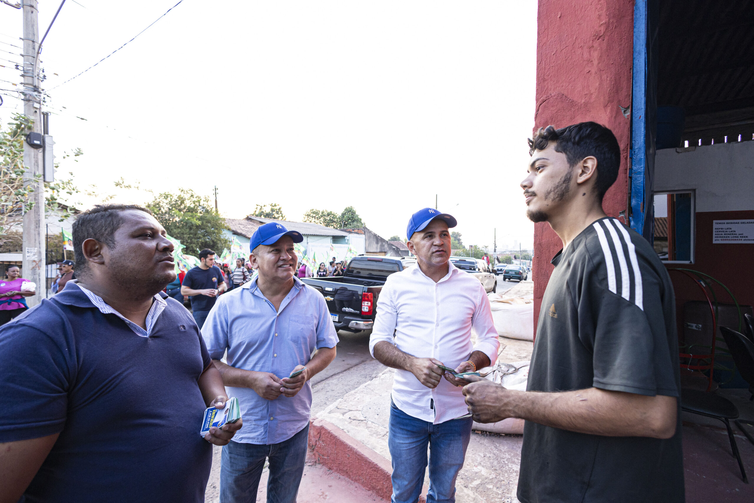 Candidato à vice de Kalil faz arrastão e pede votos nos bairros de Várzea Grande