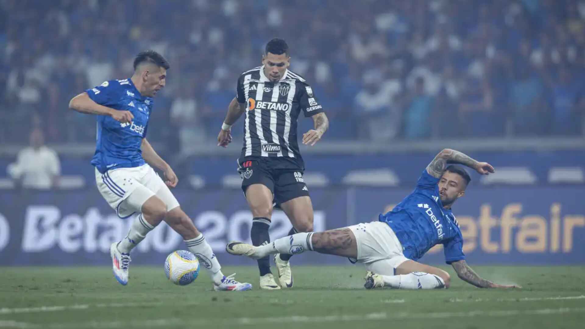 Com novo recorde de público, Cruzeiro e Atlético empatam clássico 250 no Mineirão