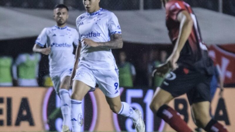 Cruzeiro leva gol de bicicleta, mas conta com Dinenno para buscar o empate diante do Vitória