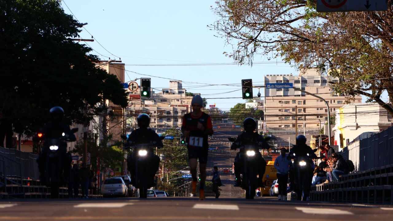 Emocionado, atleta que passou 15 anos sem correr vence Corrida do Facho