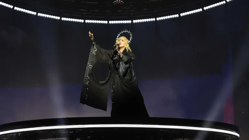 Madonna começa show em Copacabana com ‘Nothing Really Matters’
