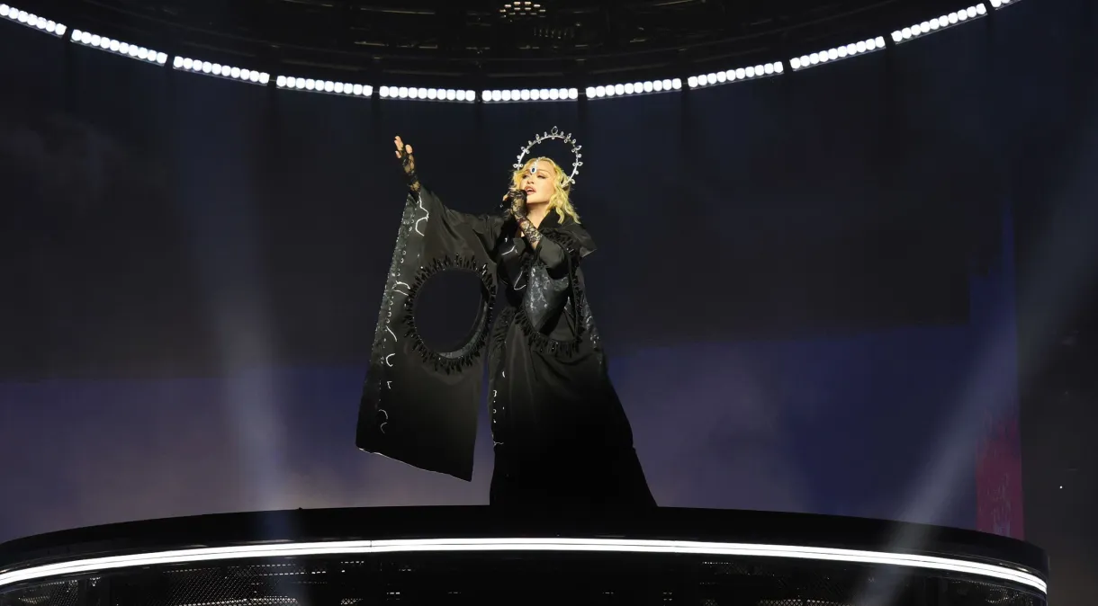 Madonna começa show em Copacabana com ‘Nothing Really Matters’