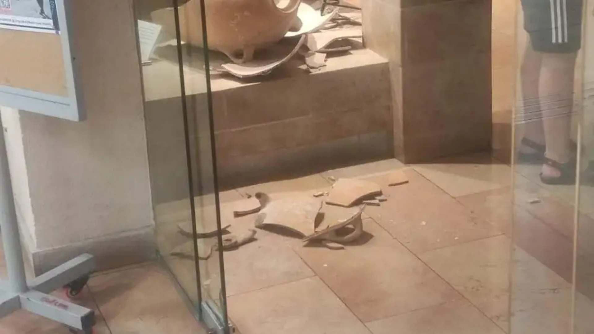 Menino de 4 anos quebra acidentalmente vaso raro de 3.500 anos em museu