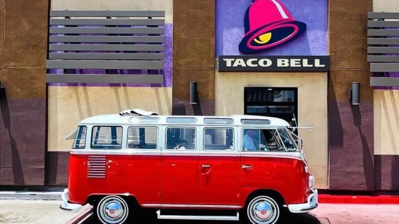 Taco Bell expande uso de IA em drive-thrus para aumentar precisão de pedidos e diminuir tempo de espera