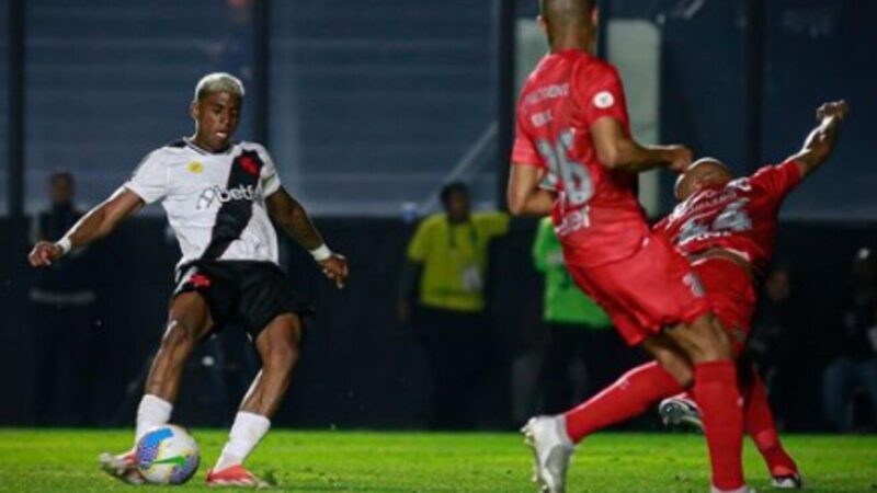 Vasco busca a virada no fim e vence o Athletico-PR em prévia da Copa do Brasil