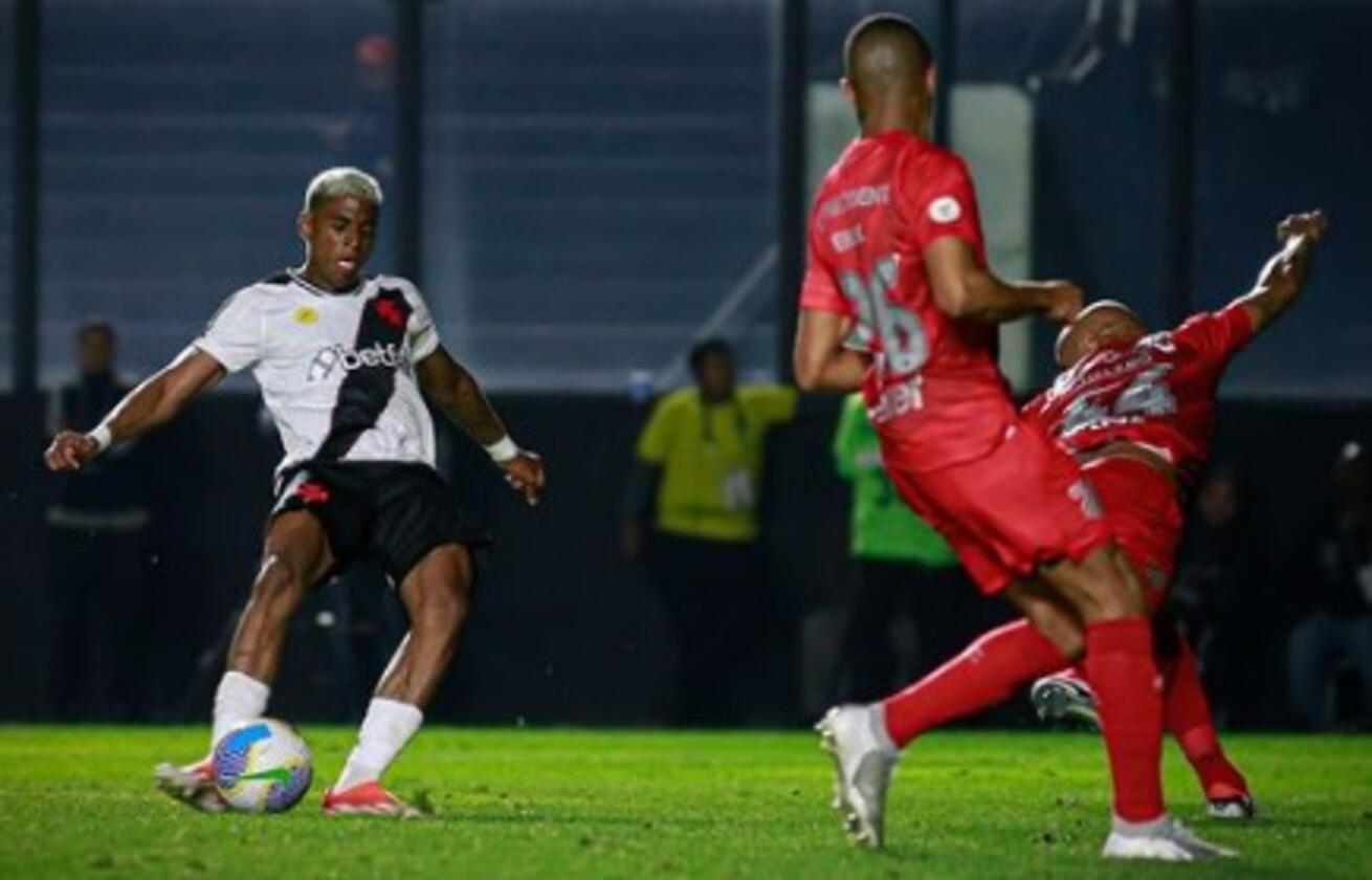 Vasco busca a virada no fim e vence o Athletico-PR em prévia da Copa do Brasil